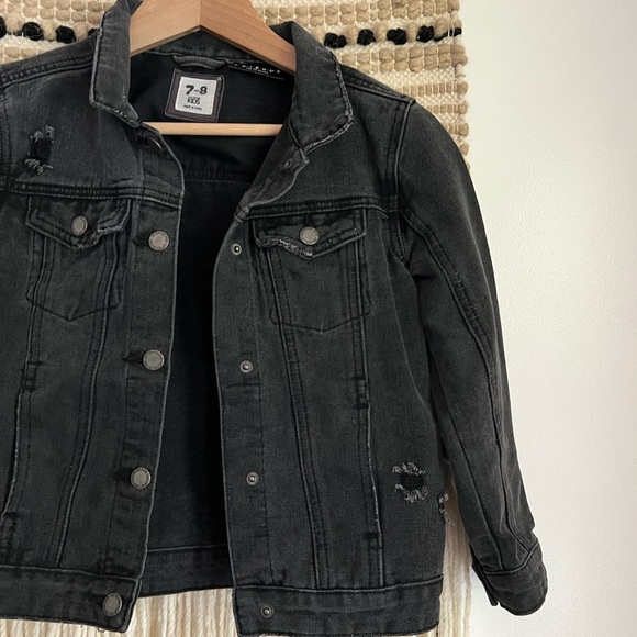 Cotton ON| Kids FRIENDS Denim Jacket - Picture 3 of 5